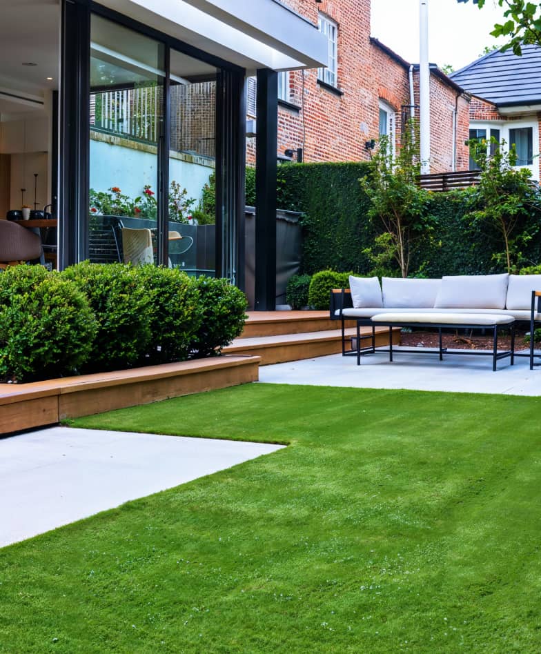 Jardin paysager avec arbustes ornementaux